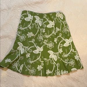 Green w white embroidery detail skirt